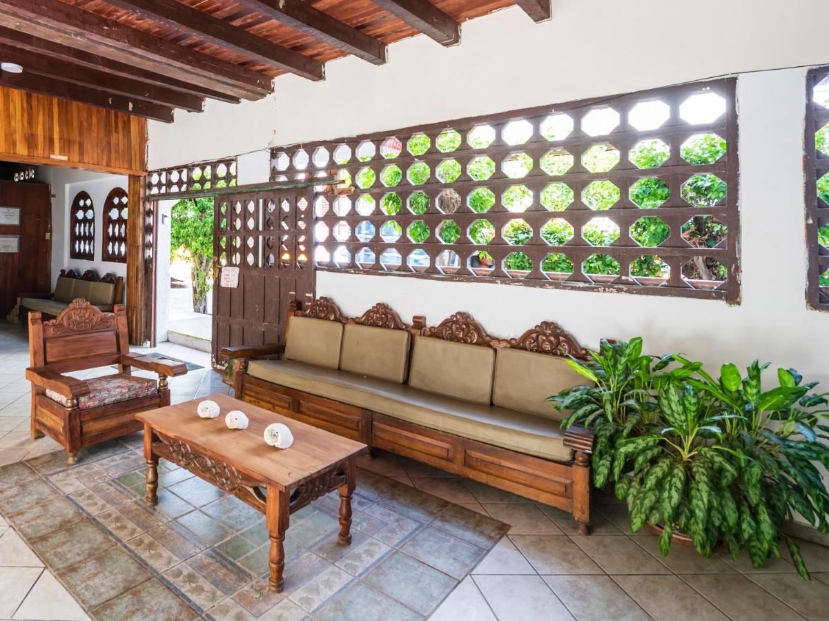 Oyo Hotel Sands Barra de Navidad Eksteriør billede