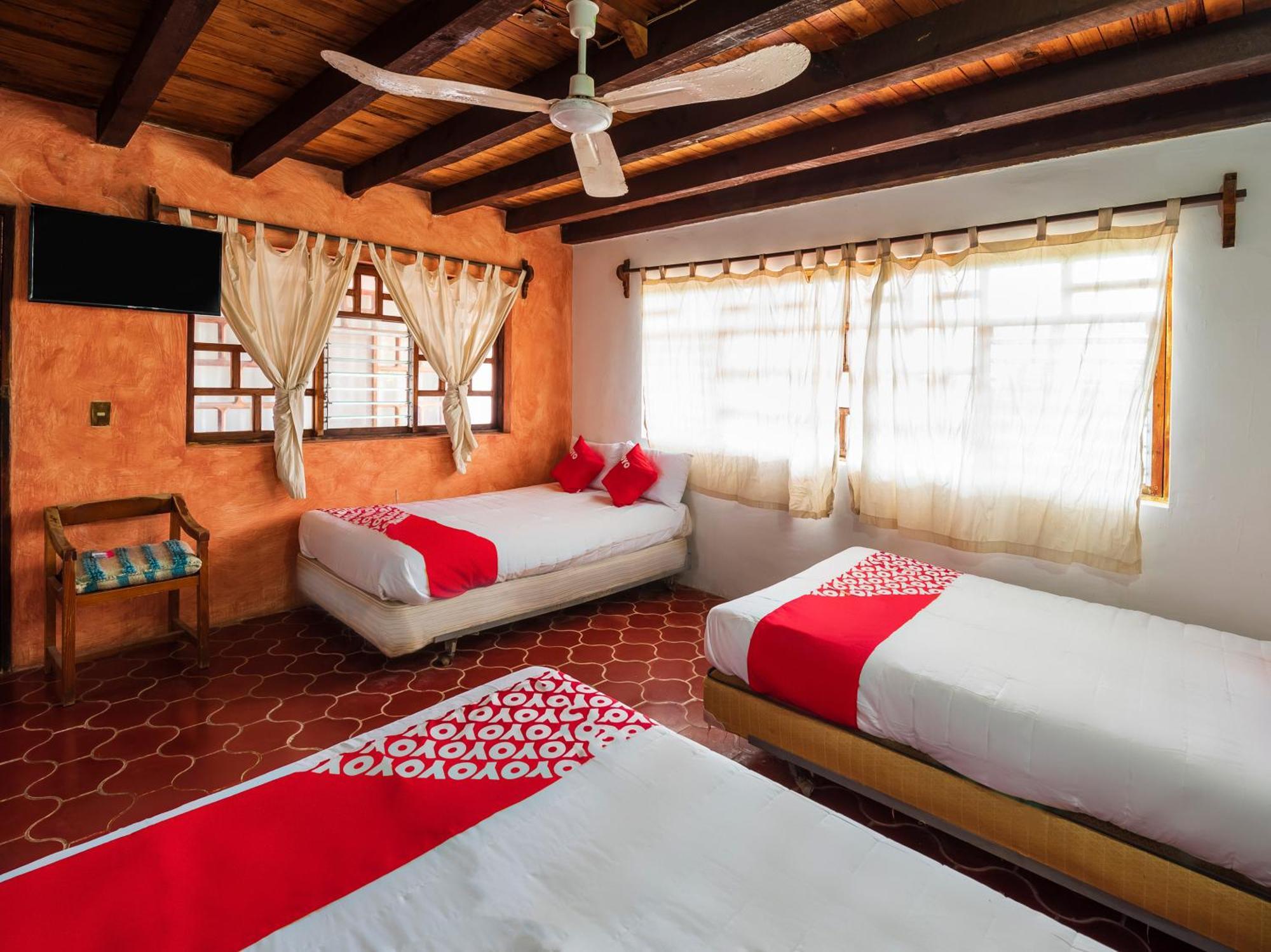 Oyo Hotel Sands Barra de Navidad Eksteriør billede