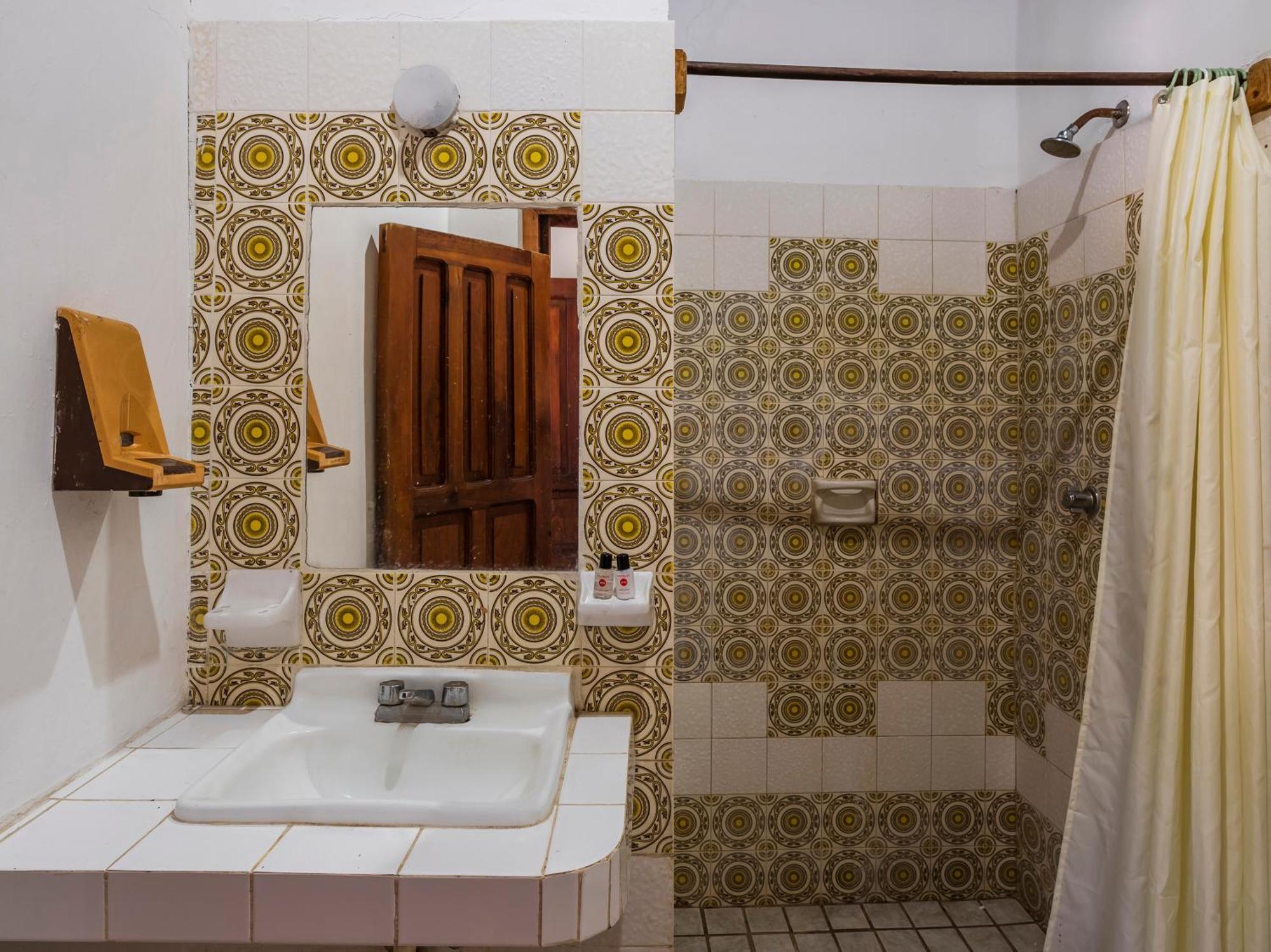 Oyo Hotel Sands Barra de Navidad Eksteriør billede